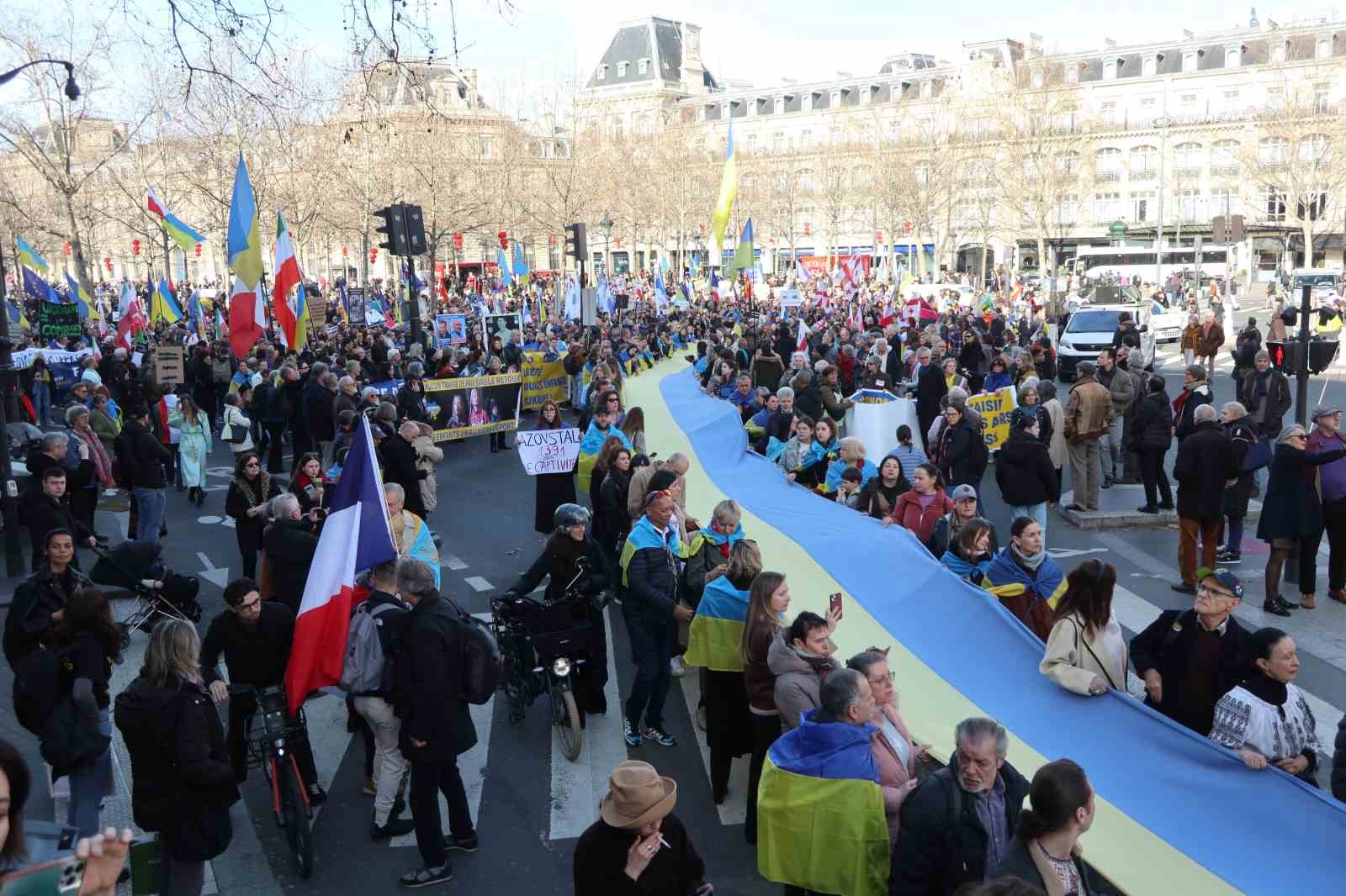 Paris’te Ukrayna’ya destek yürüyüşü
Paris’te Ukrayna’ya destek yürüyüşü