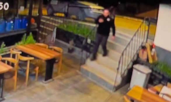 Park ettiği otomobil bir anda geri kaçtı, direğe çarparak durabildi
