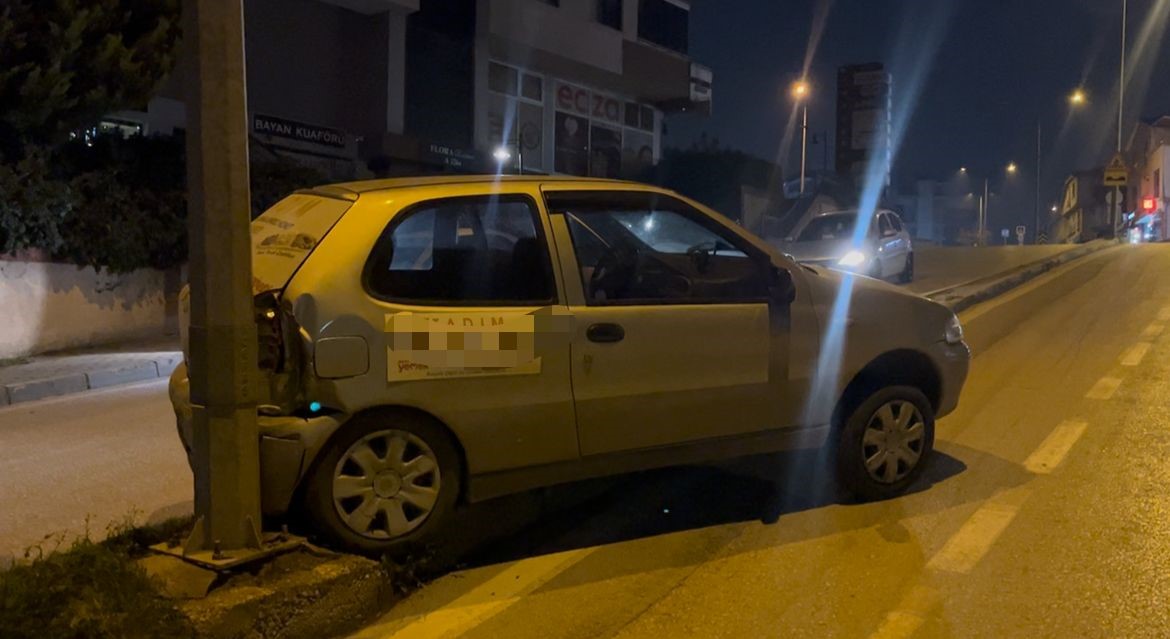 Park ettiği otomobil bir anda geri kaçtı, direğe çarparak durabildi
