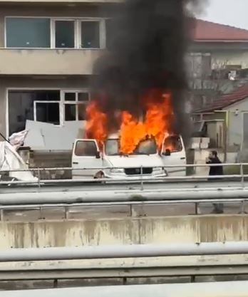 Park halindeki araç alev alev yandı
