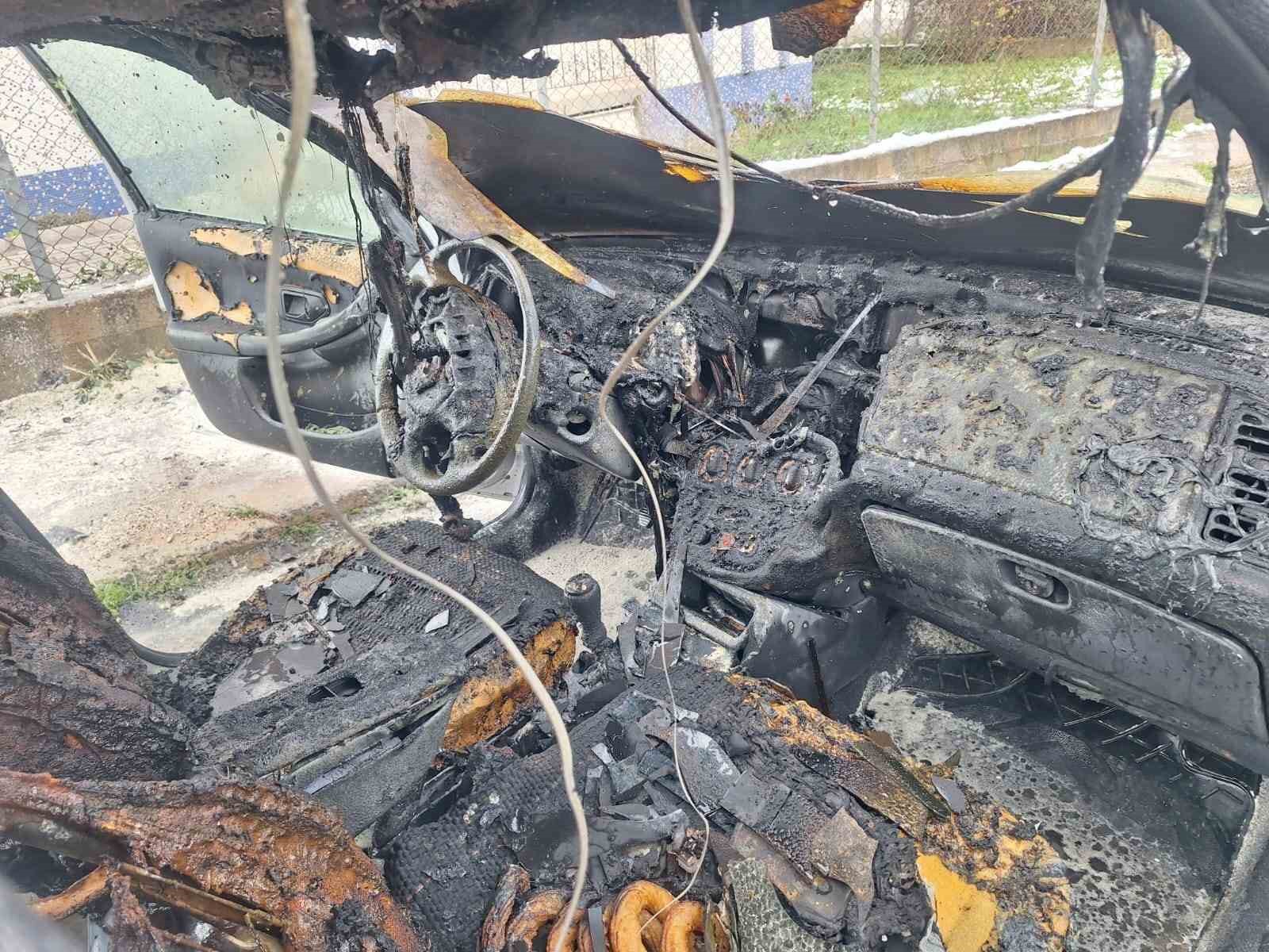 Park halindeki araç yanarak hurdaya döndü
