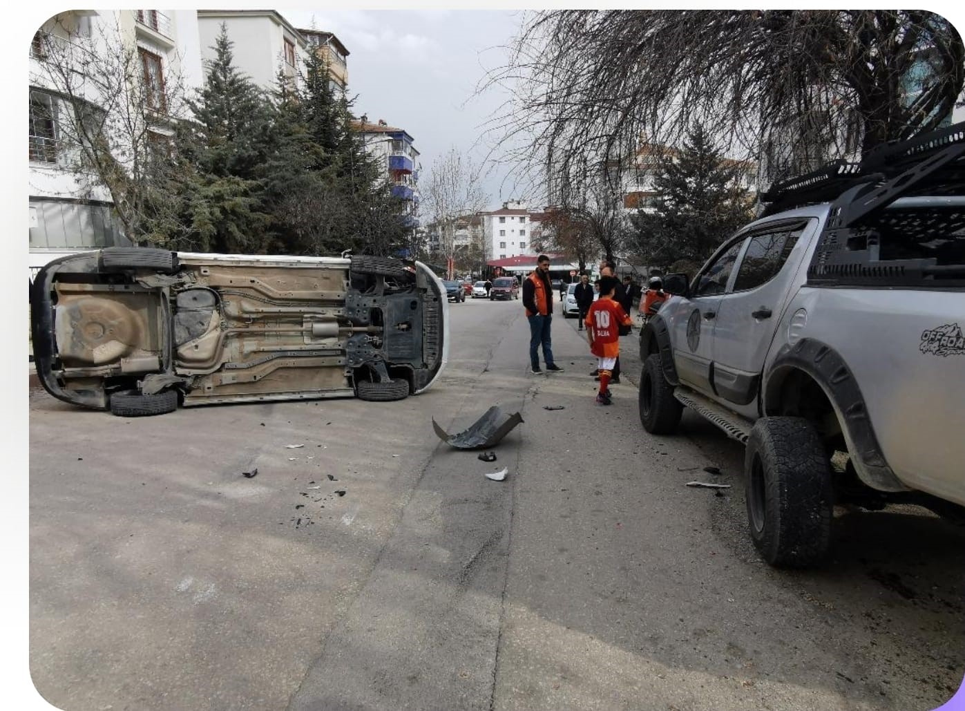 Park halindeki araca çarpan otomobil devrildi
