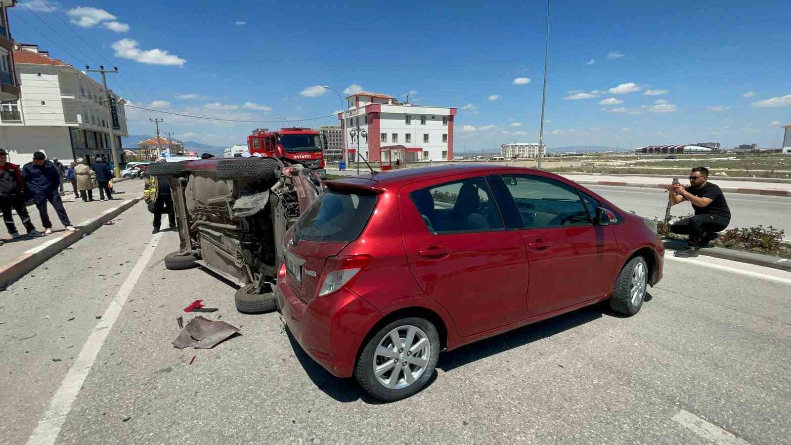 Park halindeki araca çarpan otomobilin devrildiği anlar kameraya yansıdı: 1 yaralı
