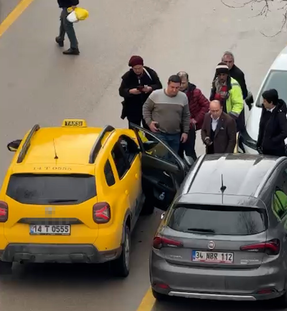 Park halindeki aracın açılan kapısına taksi çarptı
