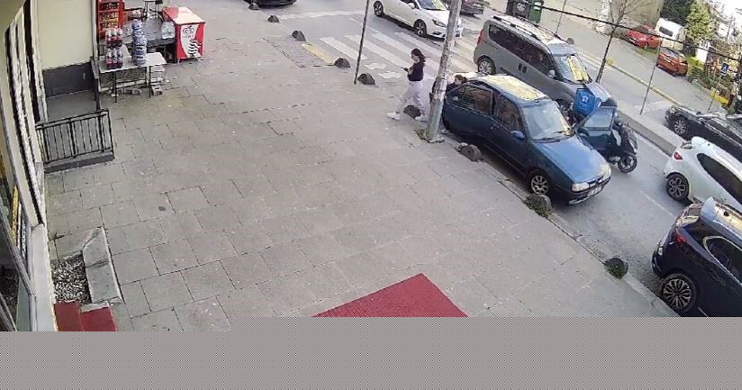 Park halindeki aracın kapısını açtı, motosikletli kurye çarptı
