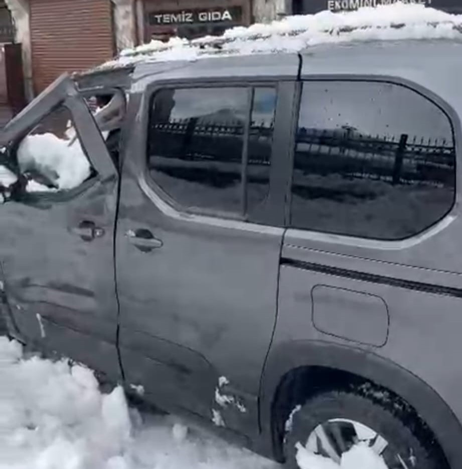Park halindeki aracın üzerine çatıdan kar kütlesi düştü
