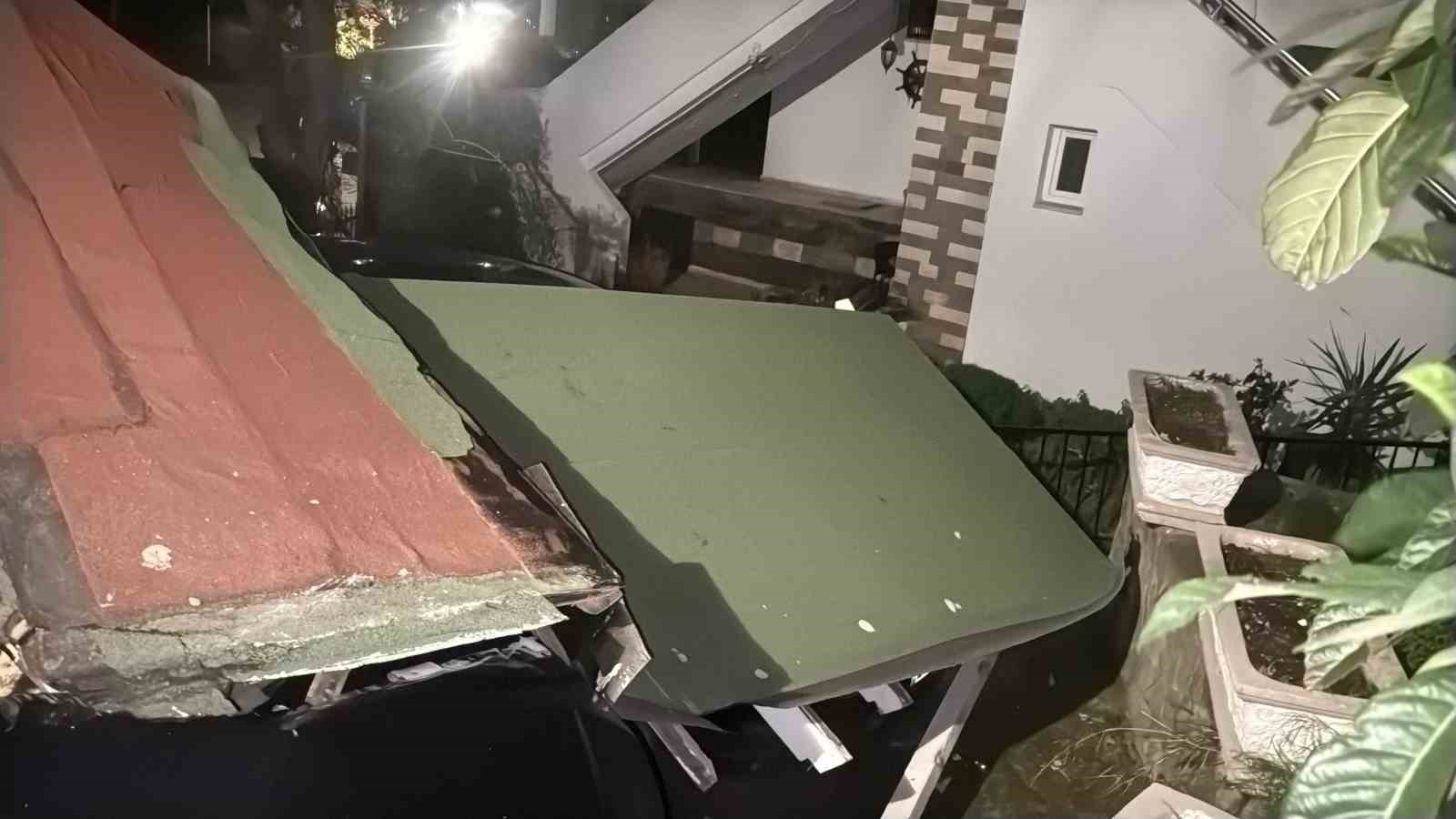 Park halindeki araçların üzerine yıkıldı
