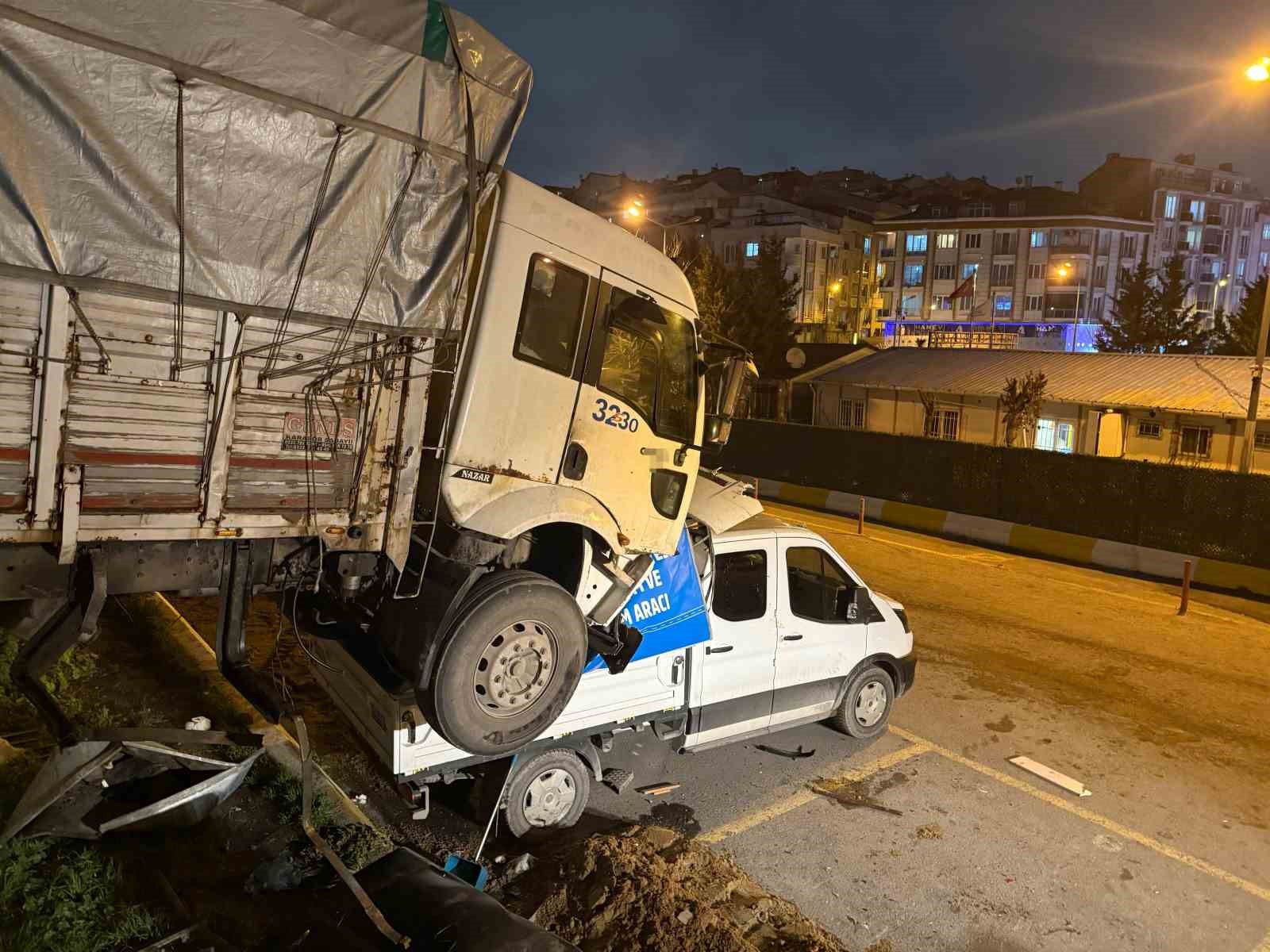 Park halindeki kamyon hareket edip başka aracın üzerine düştü: O anlar kamerada
