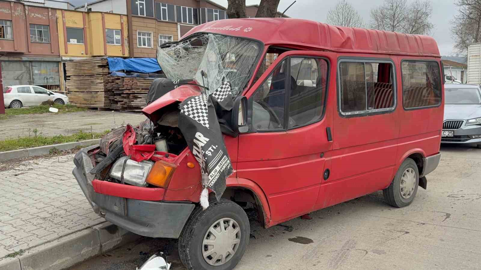 Park halindeki kamyonete çarpan minibüs kağıt gibi ezildi
