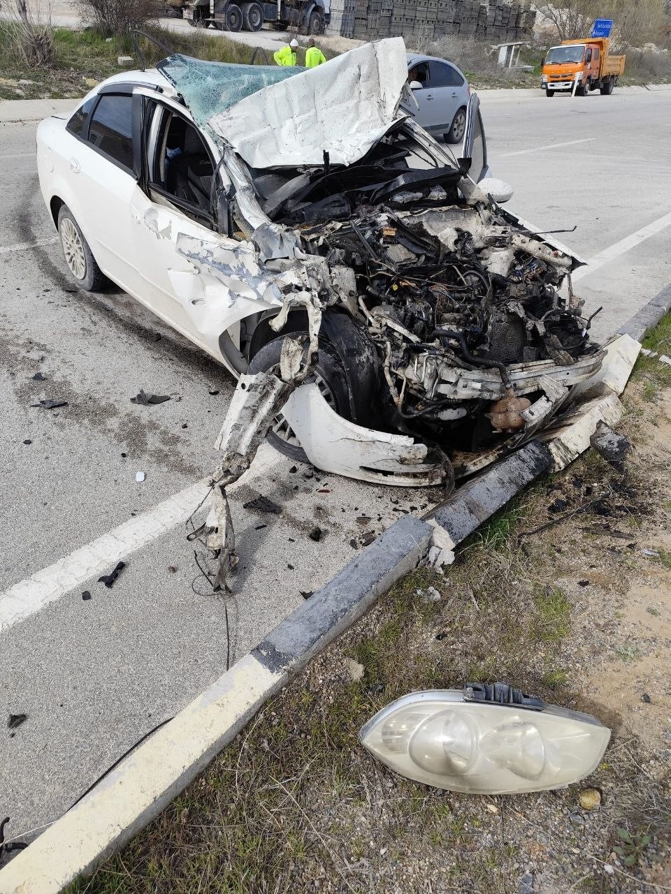 Park halindeki kamyonete çarpan otomobil hurdaya döndü: 1 yaralı
