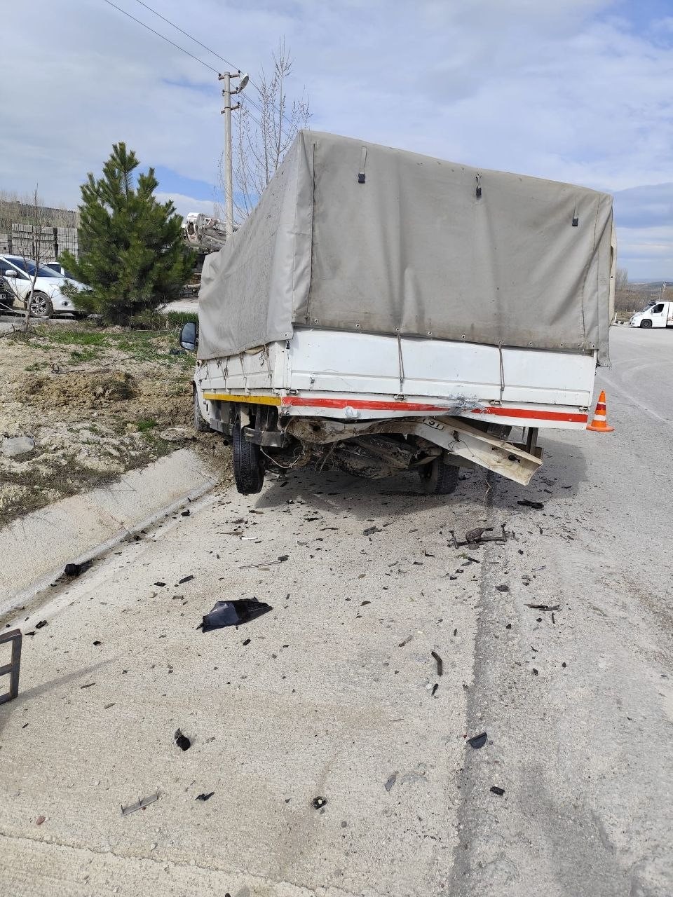 Park halindeki kamyonete çarpan otomobil hurdaya döndü: 1 yaralı
