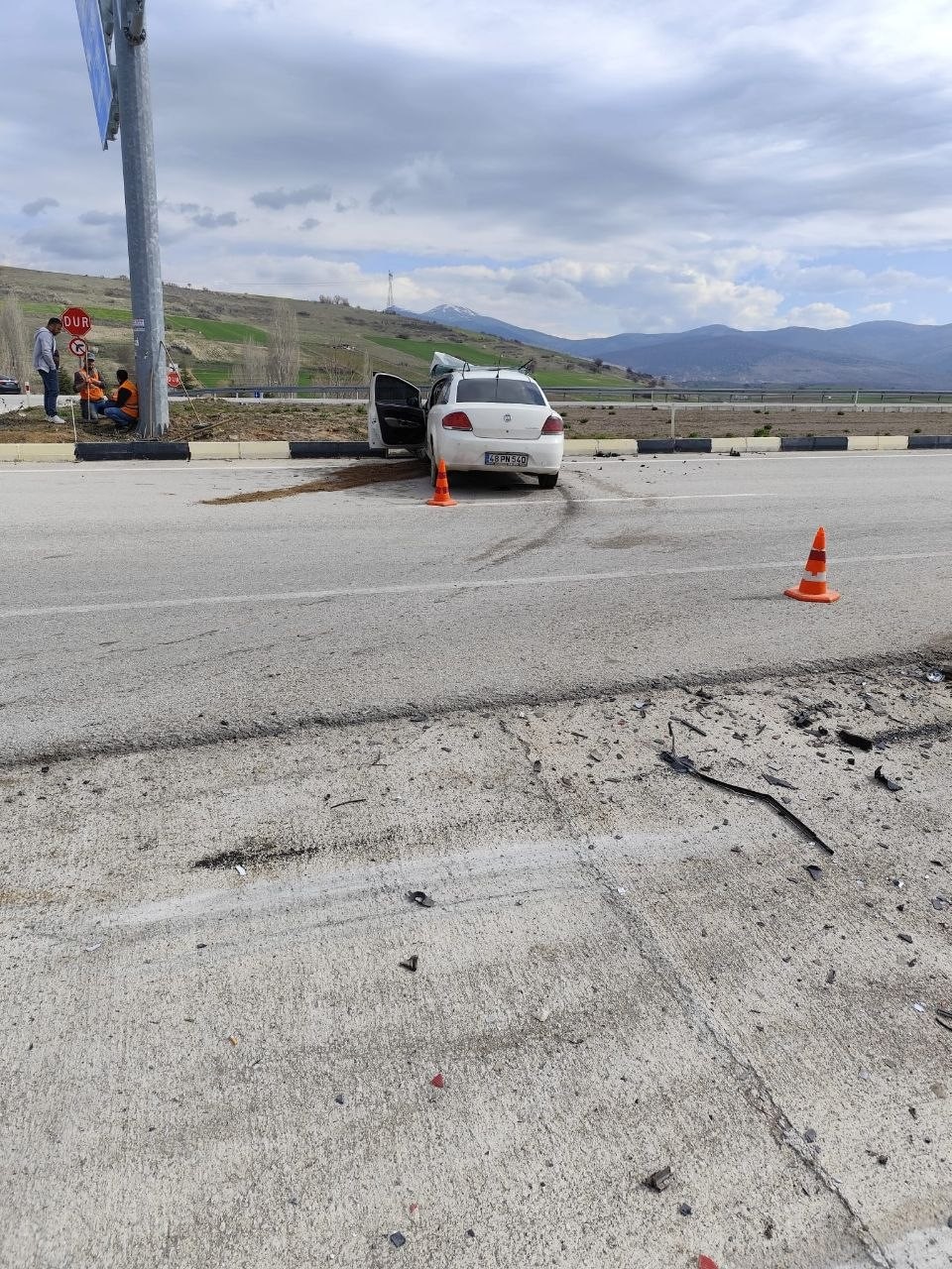 Park halindeki kamyonete çarpan otomobil hurdaya döndü: 1 yaralı
