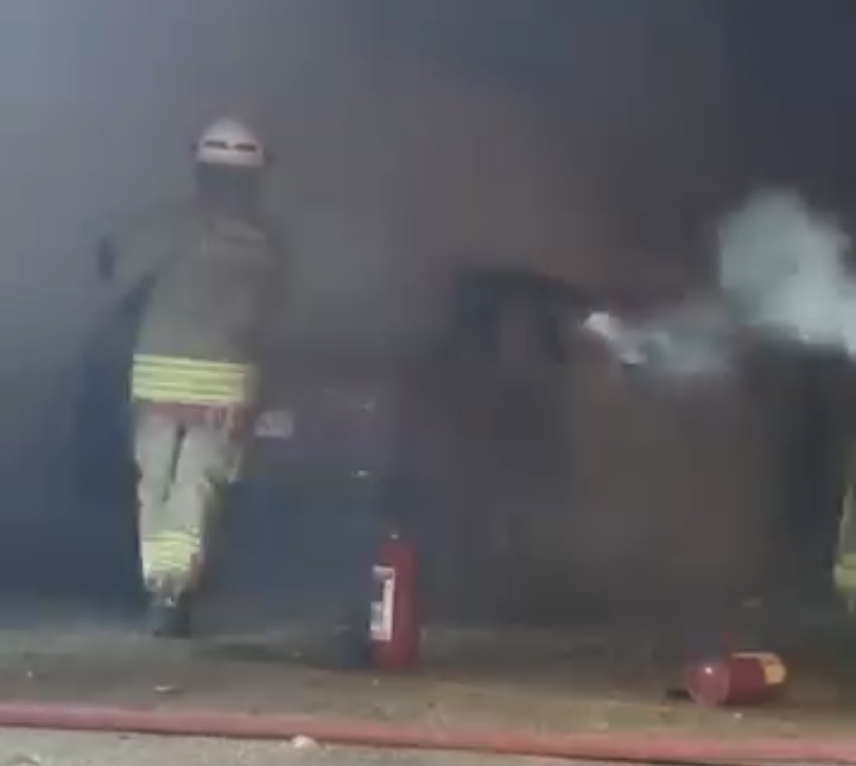 Park halindeki otomobil alev alev yandı
