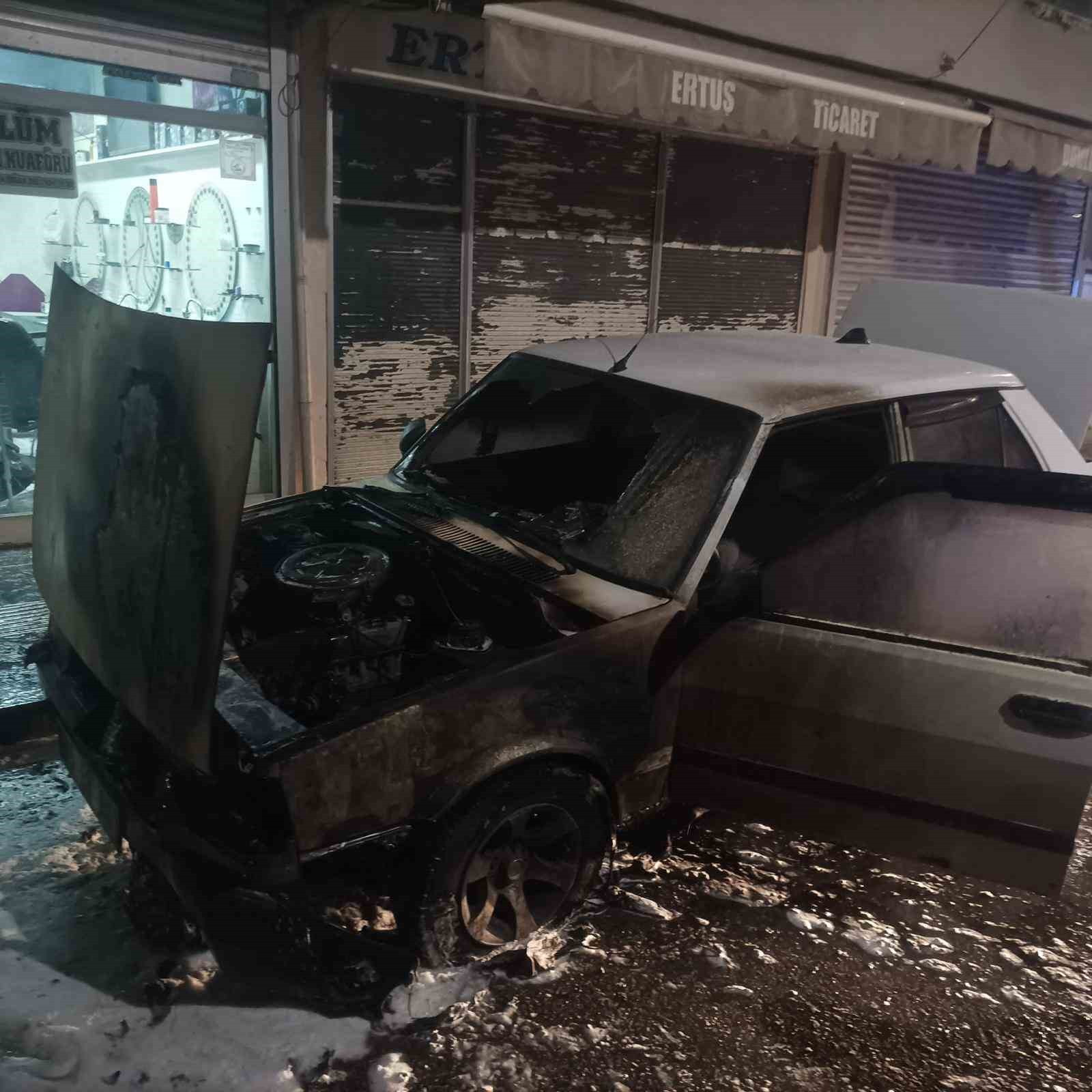 Park halindeki otomobil alev alev yandı
