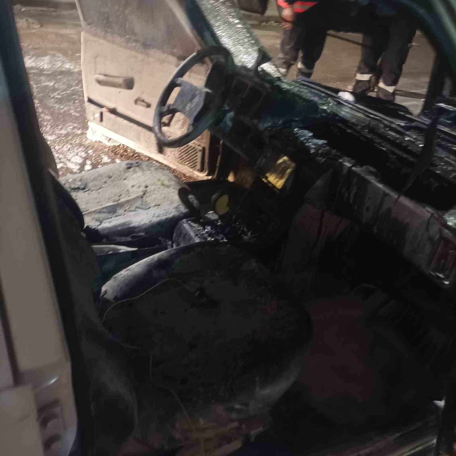 Park halindeki otomobil alev alev yandı
