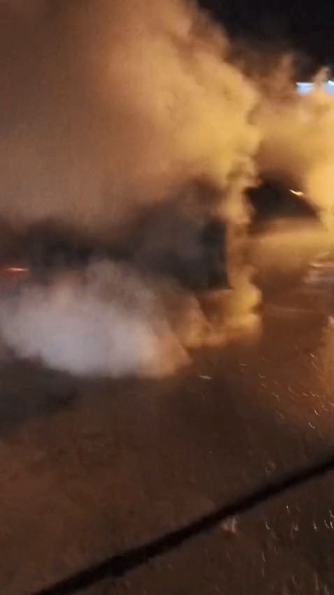 Park halindeki otomobil alev alev yandı
