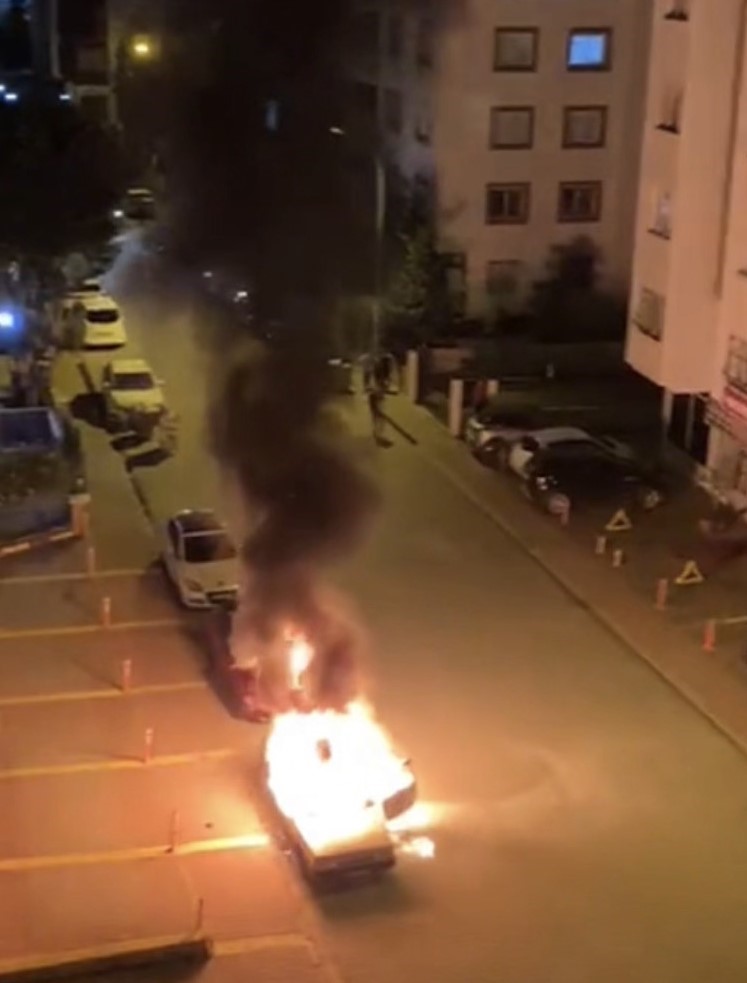Park halindeki otomobil alev alev yandı
