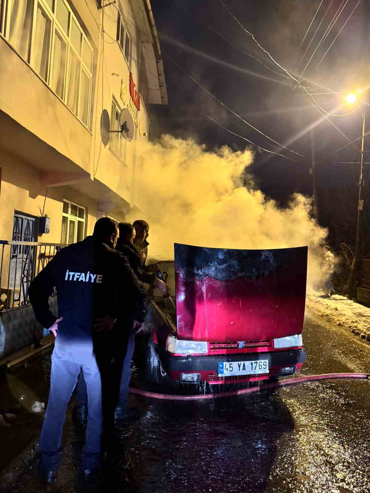 Park halindeki otomobil alevlere teslim oldu
