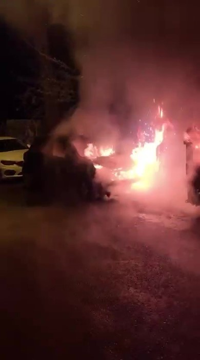 Park halindeki otomobil yandı, alevler önündeki araca sıçradı
