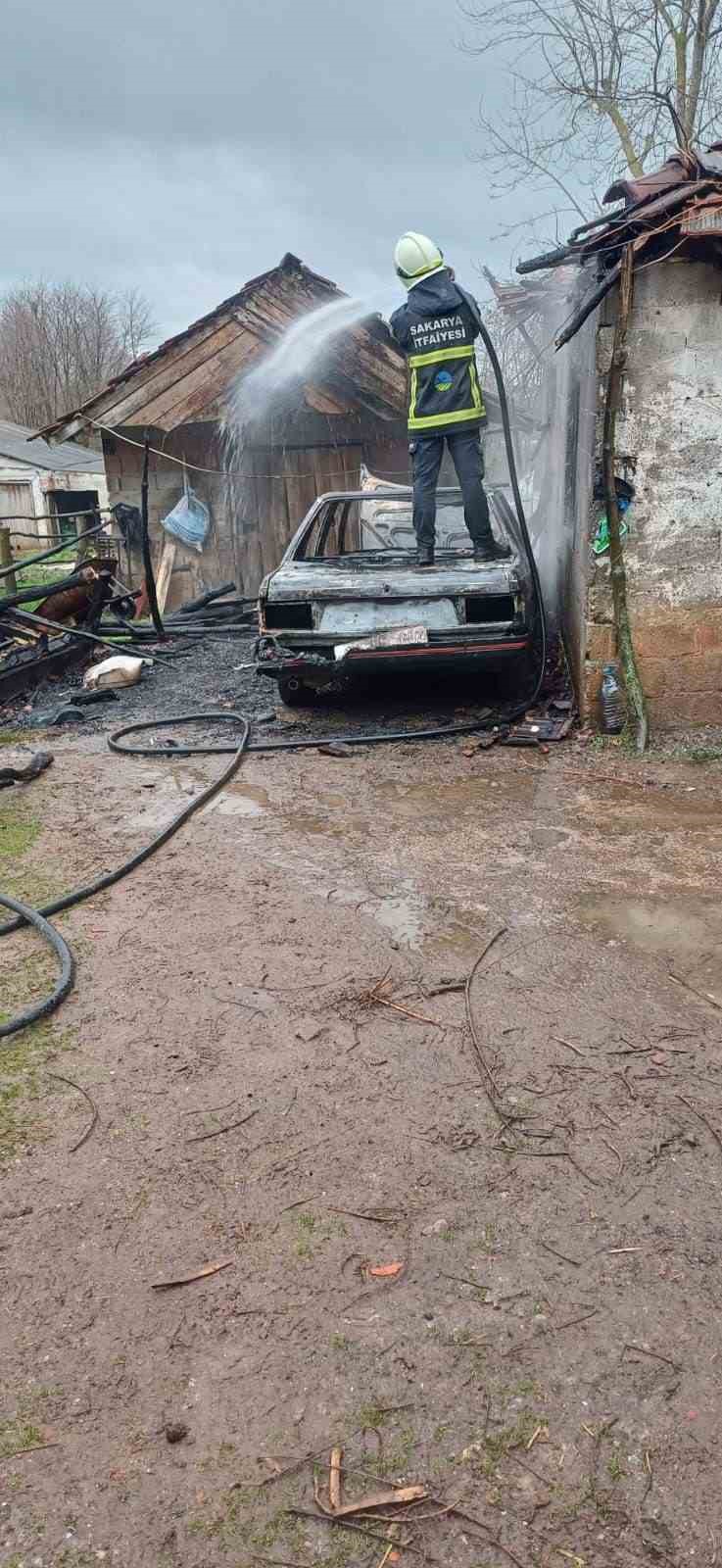 Park halindeki otomobilde çıkan yangın eve sıçradı
