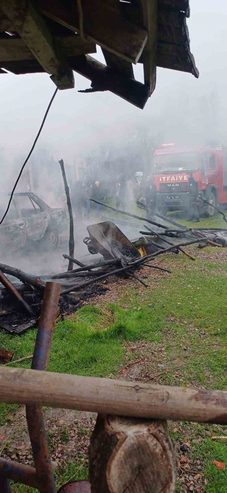 Park halindeki otomobilde çıkan yangın eve sıçradı
