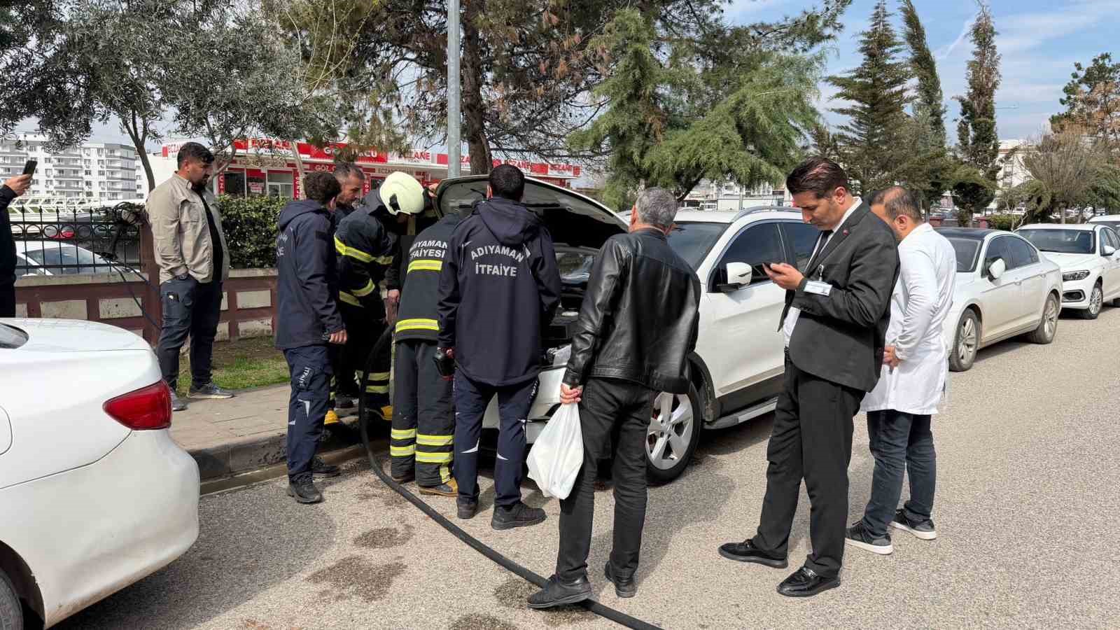 Park halindeki otomobilden yükselen duman korkuttu
