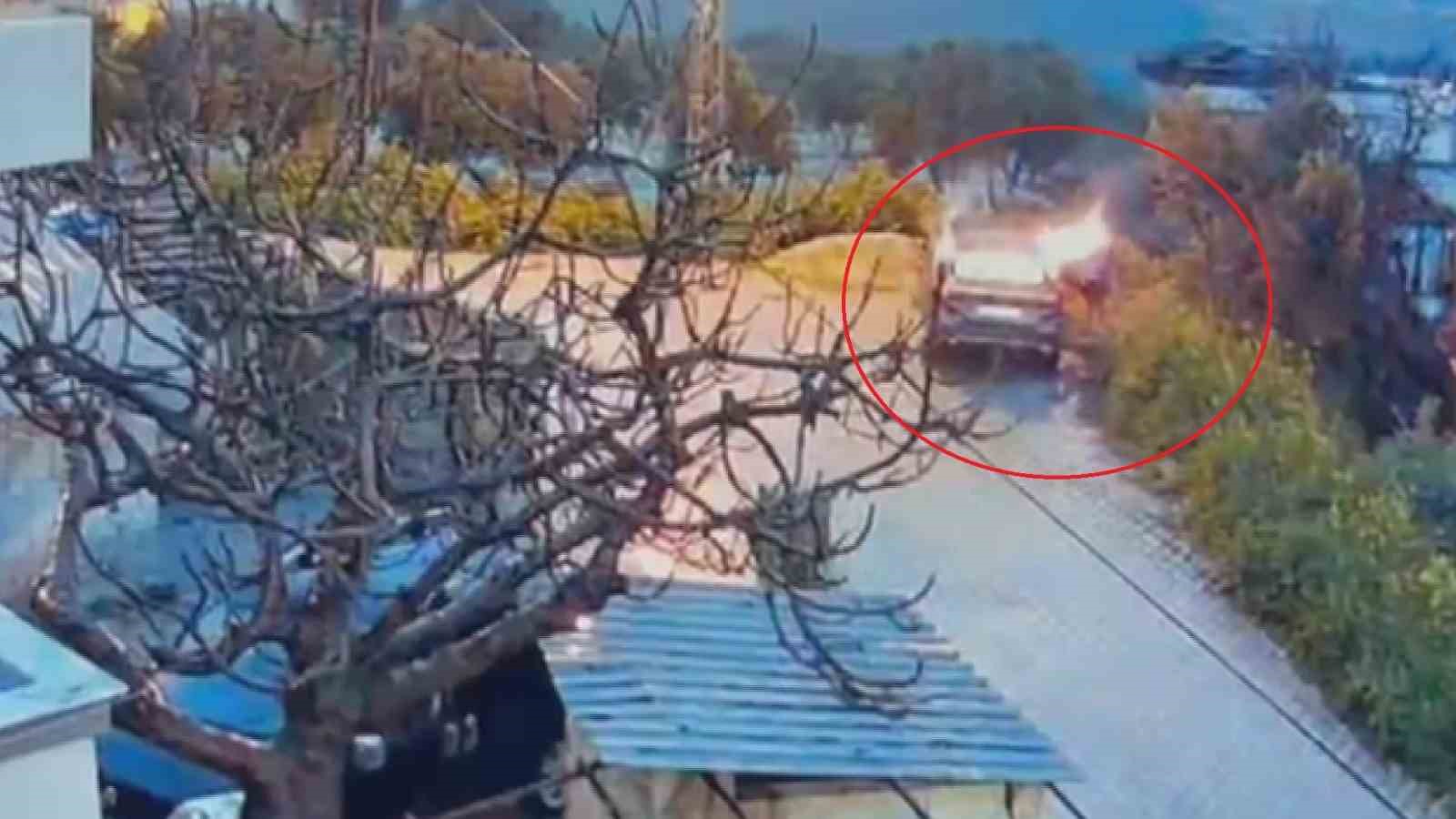 Park halindeki otomobili benzin döküp kundaklamak isterken kendini yaktı
