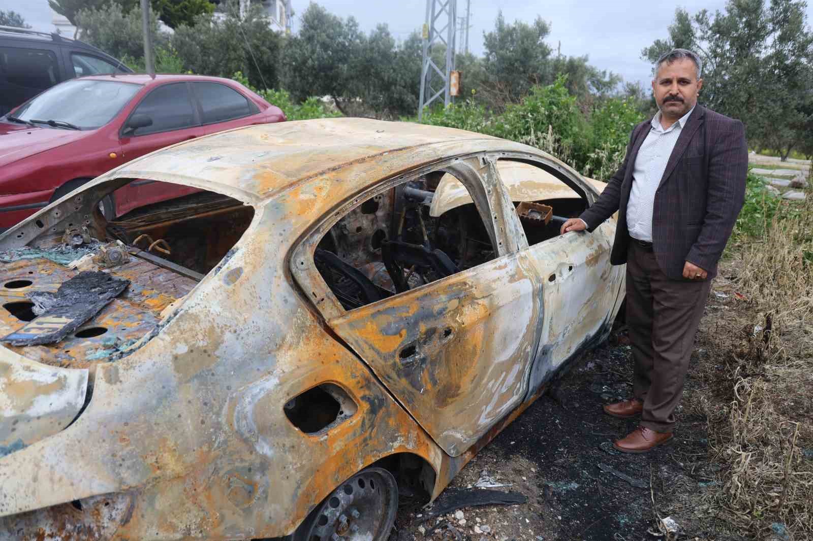 Park halindeki otomobili benzin döküp kundaklamak isterken kendini yaktı
