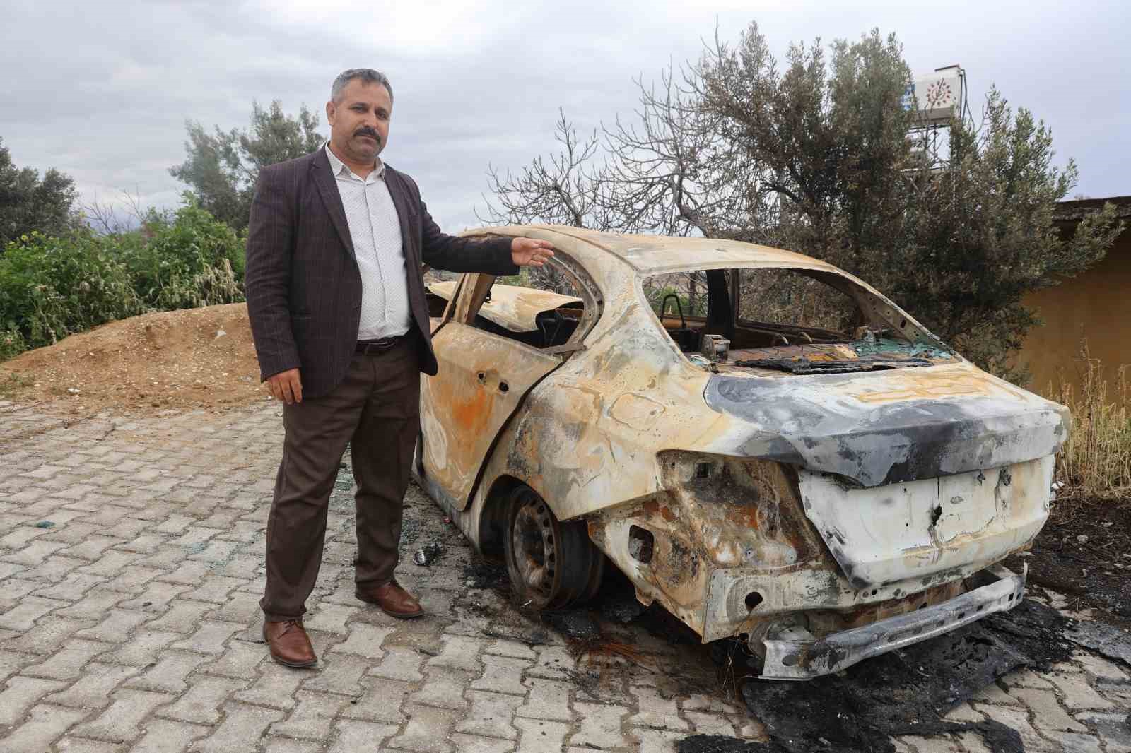 Park halindeki otomobili benzin döküp kundaklamak isterken kendini yaktı
