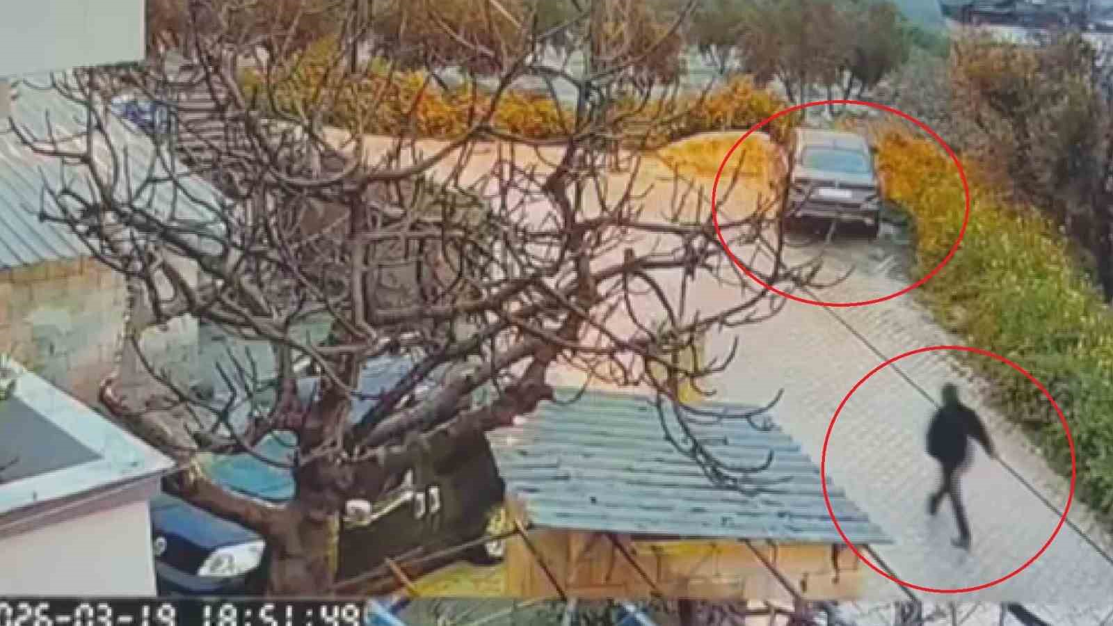 Park halindeki otomobili benzin döküp kundaklamak isterken kendini yaktı
