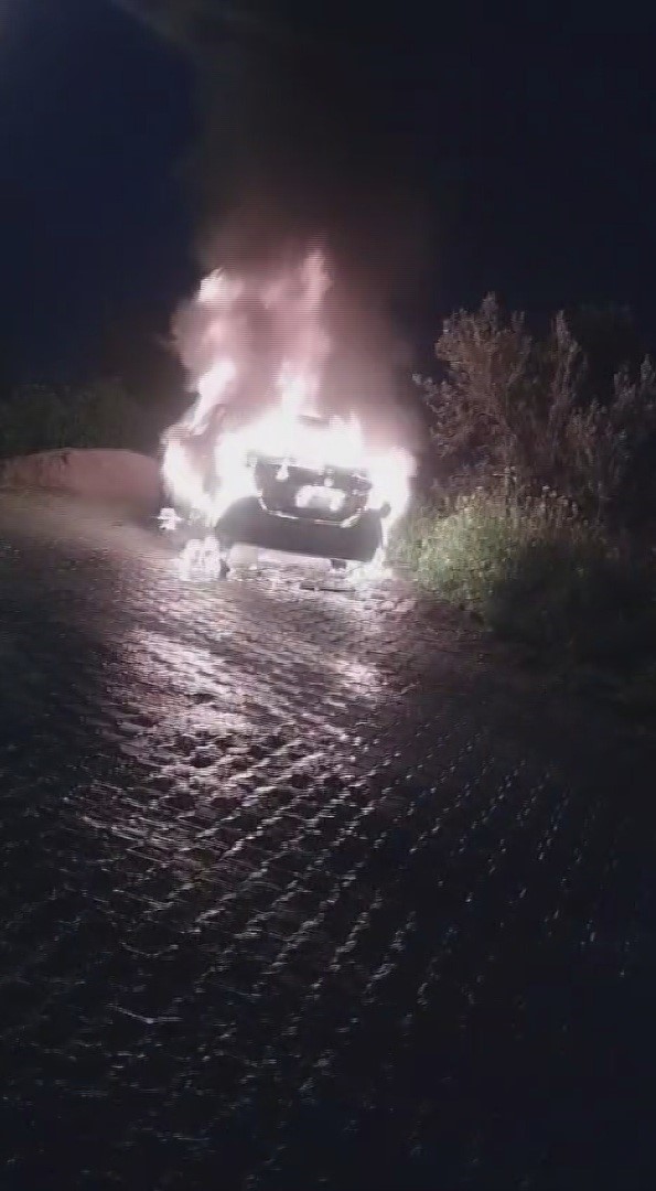 Park halindeki otomobili benzin döküp kundaklamak isterken kendini yaktı
