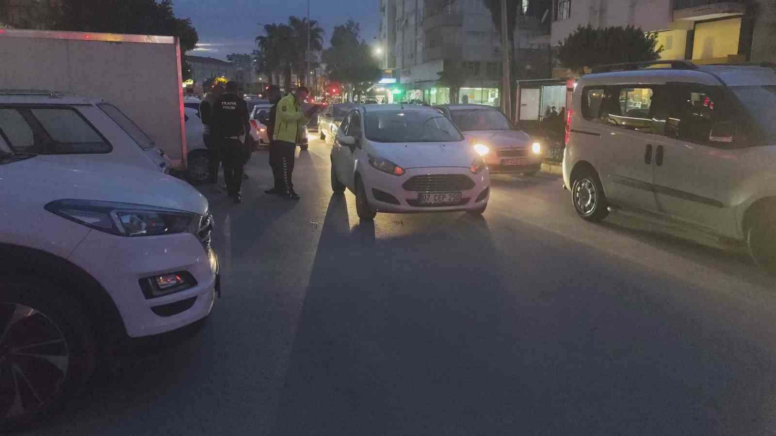 Park halindeki otomobilin açılan kapısına çarpan motosikletli yaralandı
