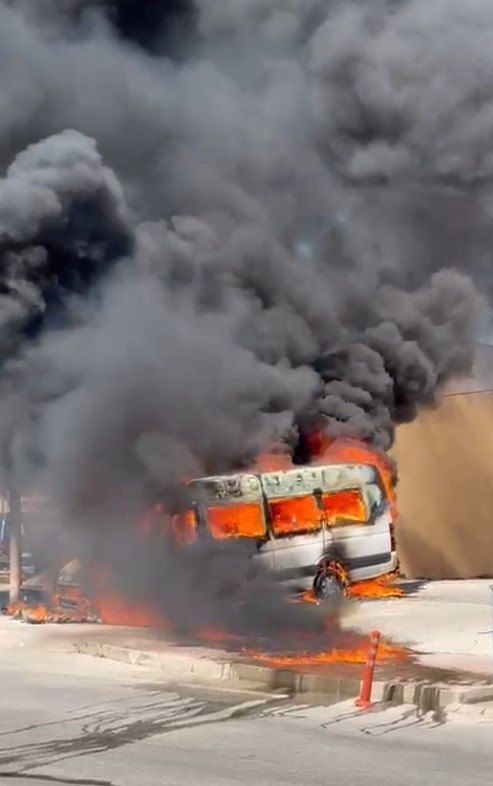 Park halindeki servis ve otomobil alev alev yandı, araç sahibi kriz geçirdi
