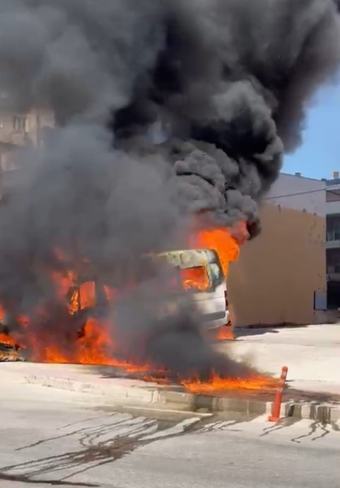 Park halindeki servis ve otomobil alev alev yandı, araç sahibi kriz geçirdi
