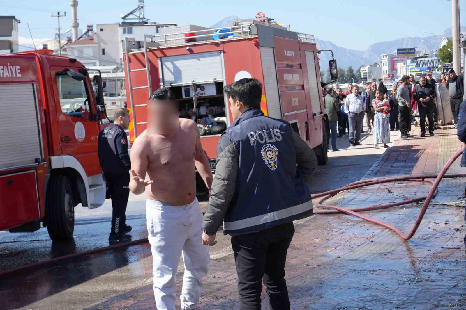 Park halindeki servis ve otomobil alev alev yandı, araç sahibi kriz geçirdi
