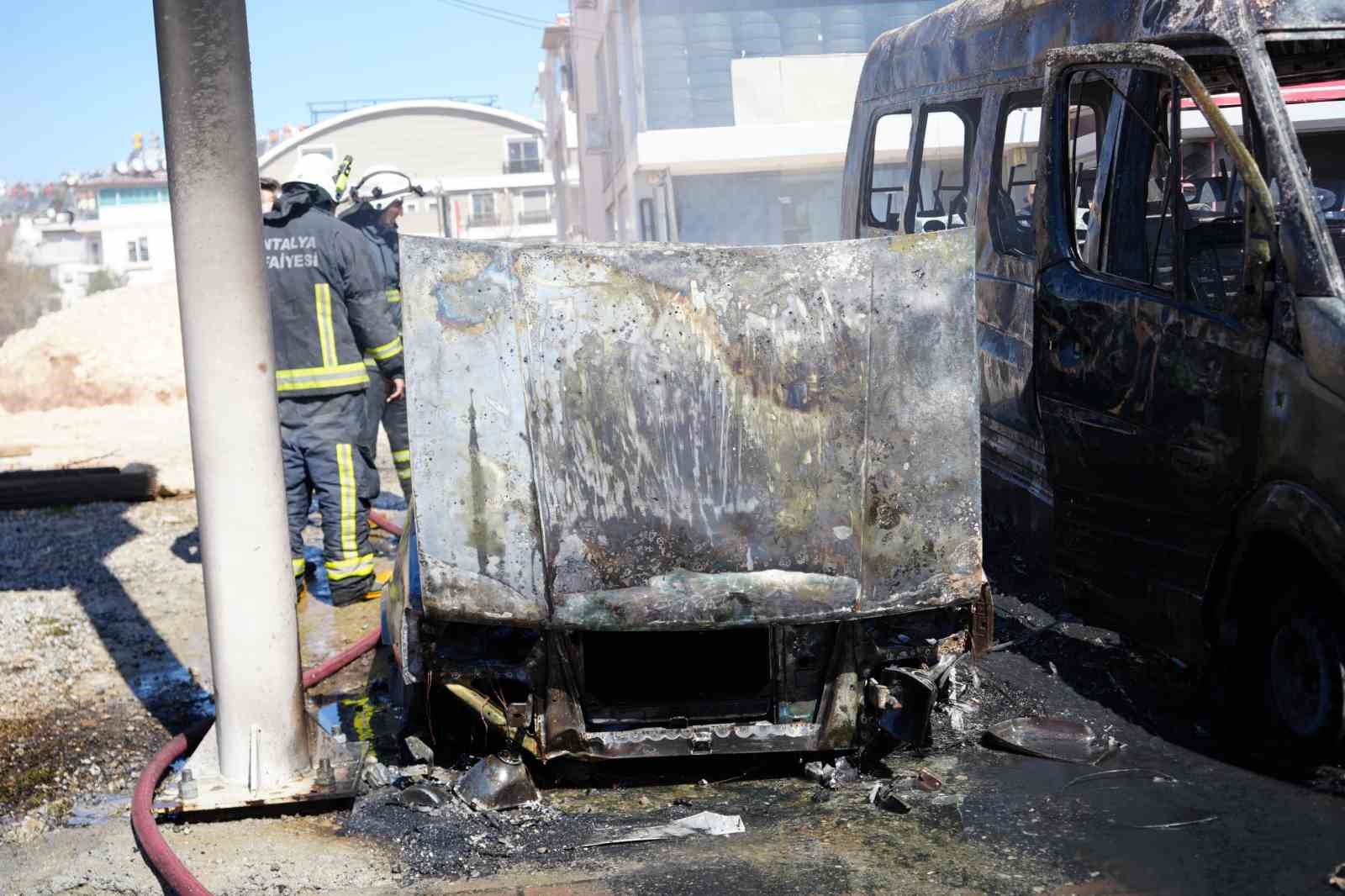 Park halindeki servis ve otomobil alev alev yandı, araç sahibi kriz geçirdi
