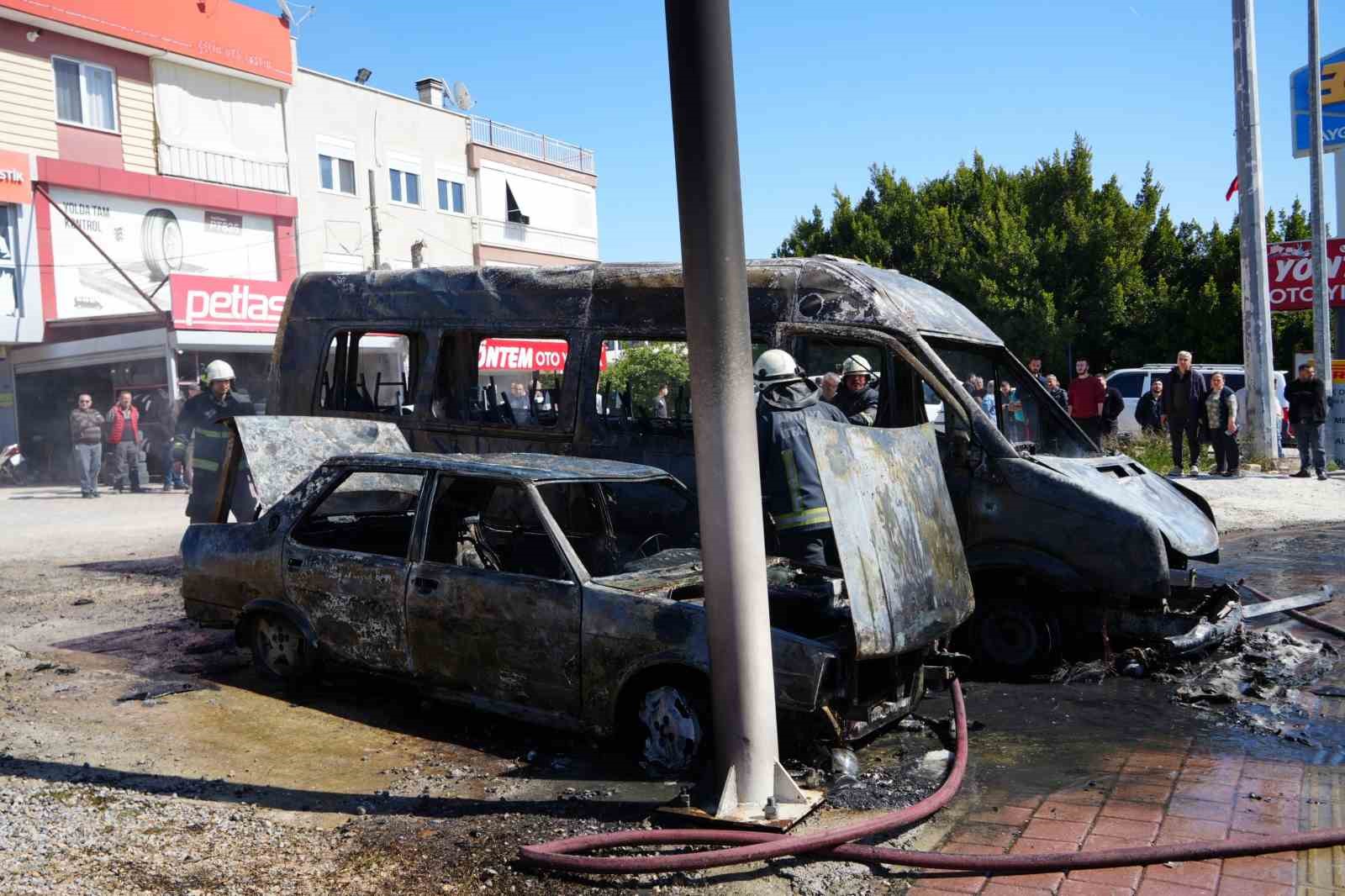 Park halindeki servis ve otomobil alev alev yandı, araç sahibi kriz geçirdi

