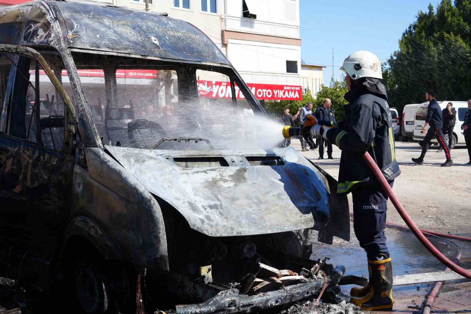 Park halindeki servis ve otomobil alev alev yandı, araç sahibi kriz geçirdi
