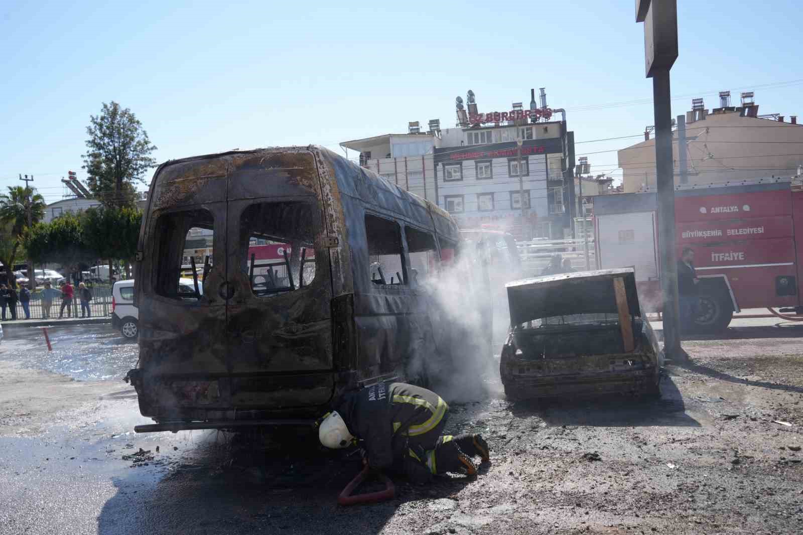 Park halindeki servis ve otomobil alev alev yandı, araç sahibi kriz geçirdi
