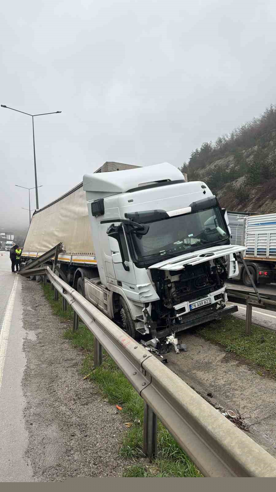 Park halindeki tır kendi kendine hareket etti: Faciadan dönüldü
