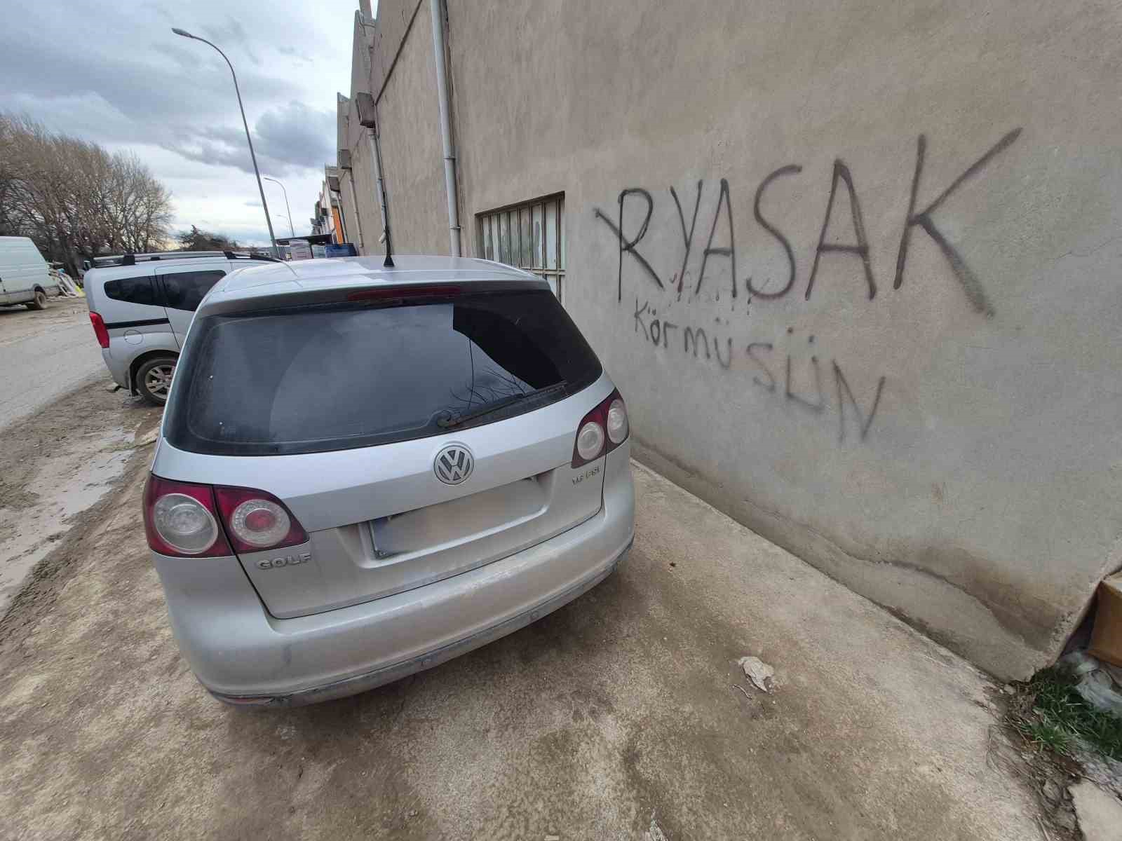 "Park yasak, kör müsün" yazısı da işe yaramadı

