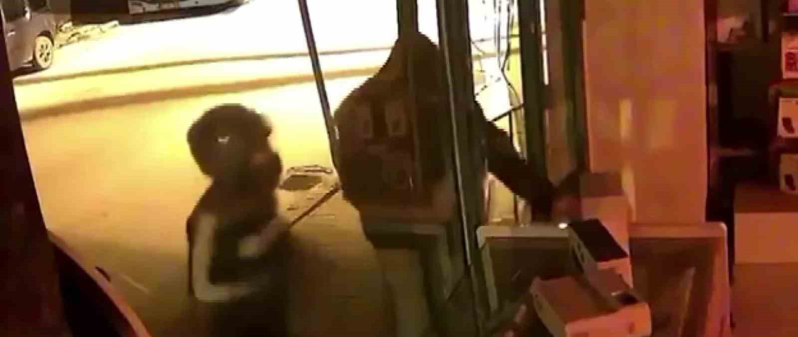 Parke taşıyla camları kırıp hırsızlık yaptılar: O anlar kamerada
