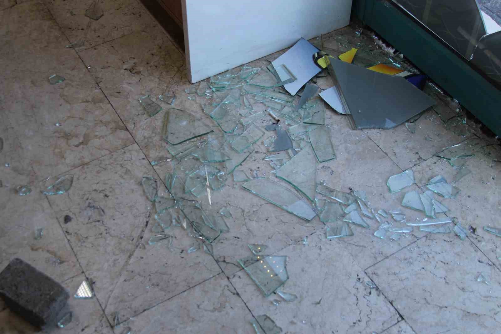 Parke taşıyla camları kırıp iş yerini soyanlar tutuklandı
