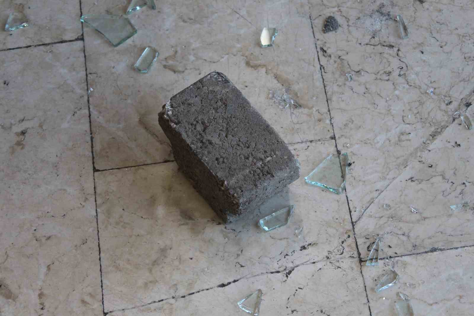 Parke taşıyla camları kırıp iş yerini soyanlar tutuklandı
