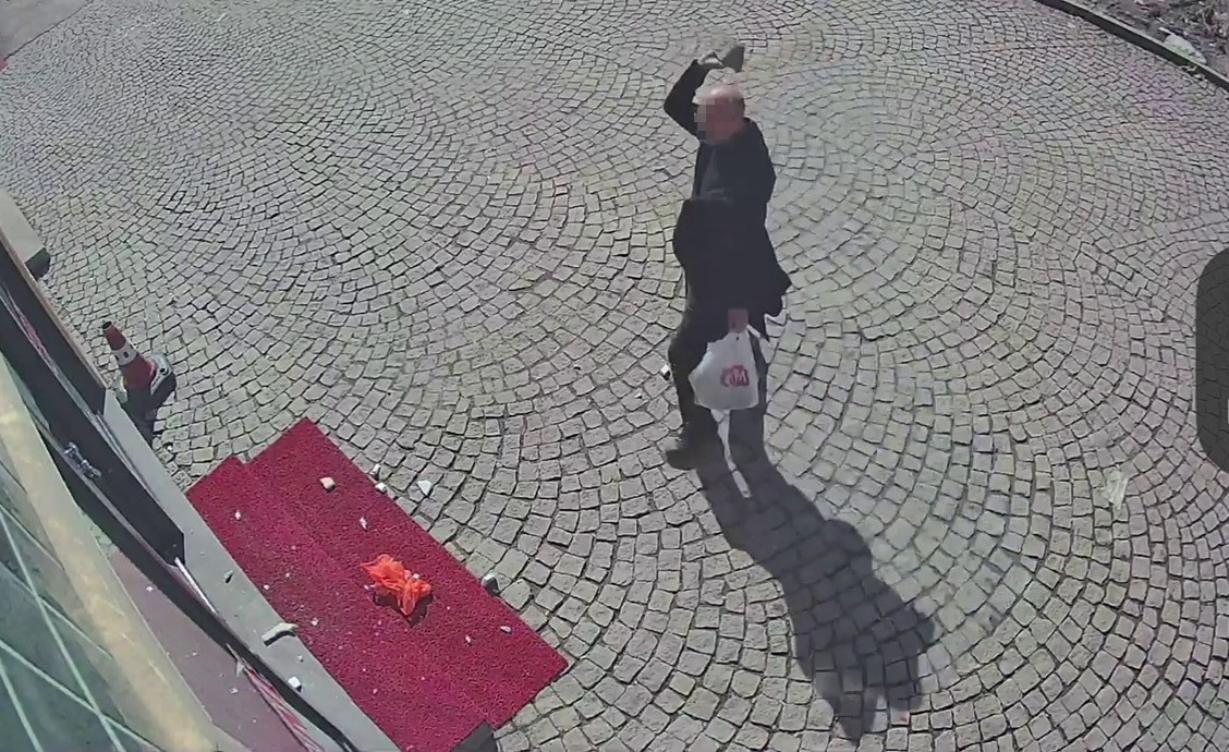 Parke taşıyla eczanenin camını kırdı, ayçiçeği yağıyla kundaklamak istedi
