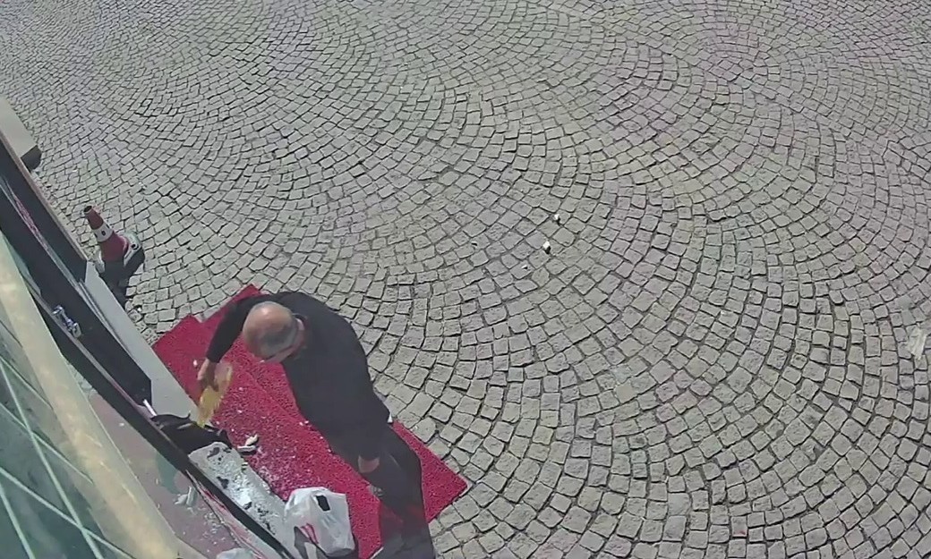 Parke taşıyla eczanenin camını kırdı, ayçiçeği yağıyla kundaklamak istedi
