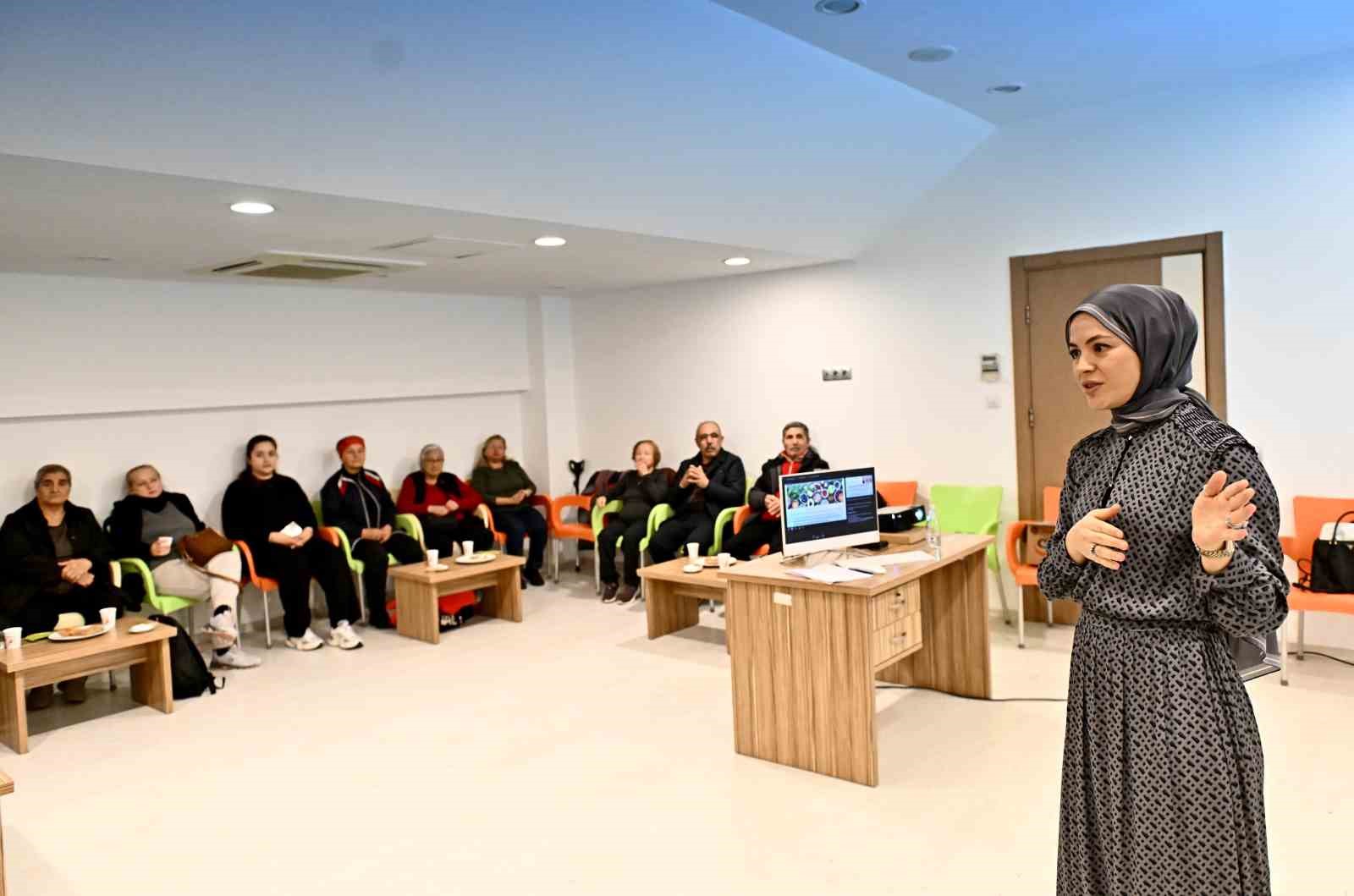 Parkinson Akademi üyelerine yaşam tarzı eğitimi
