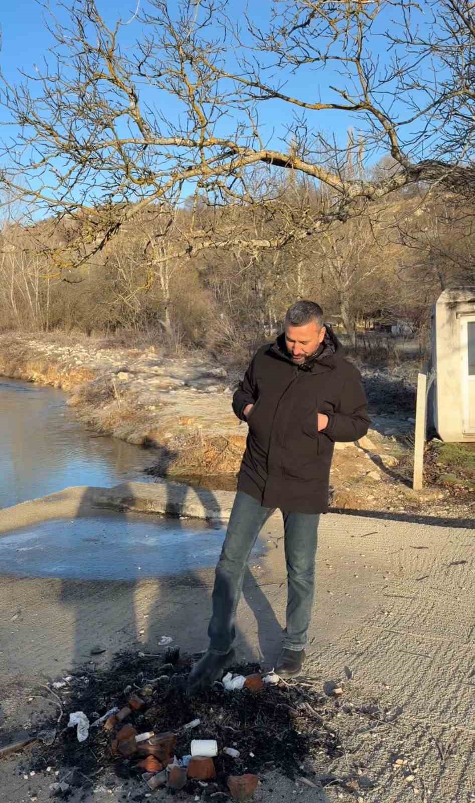 Parklardan sonra mesire alanına da zarar verdiler
