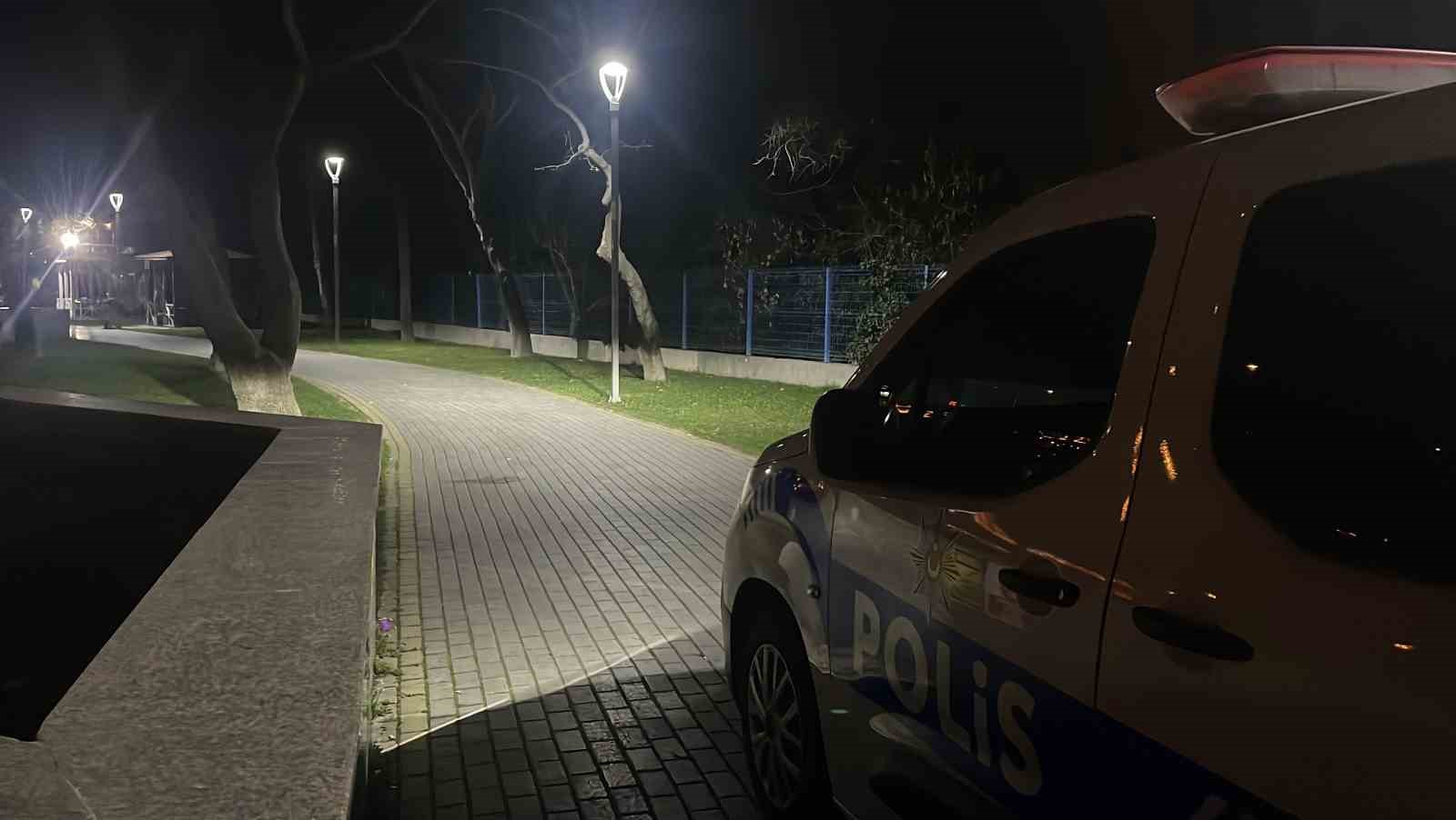 Parkta bıçaklı kavga: 3 kişi yaralandı
