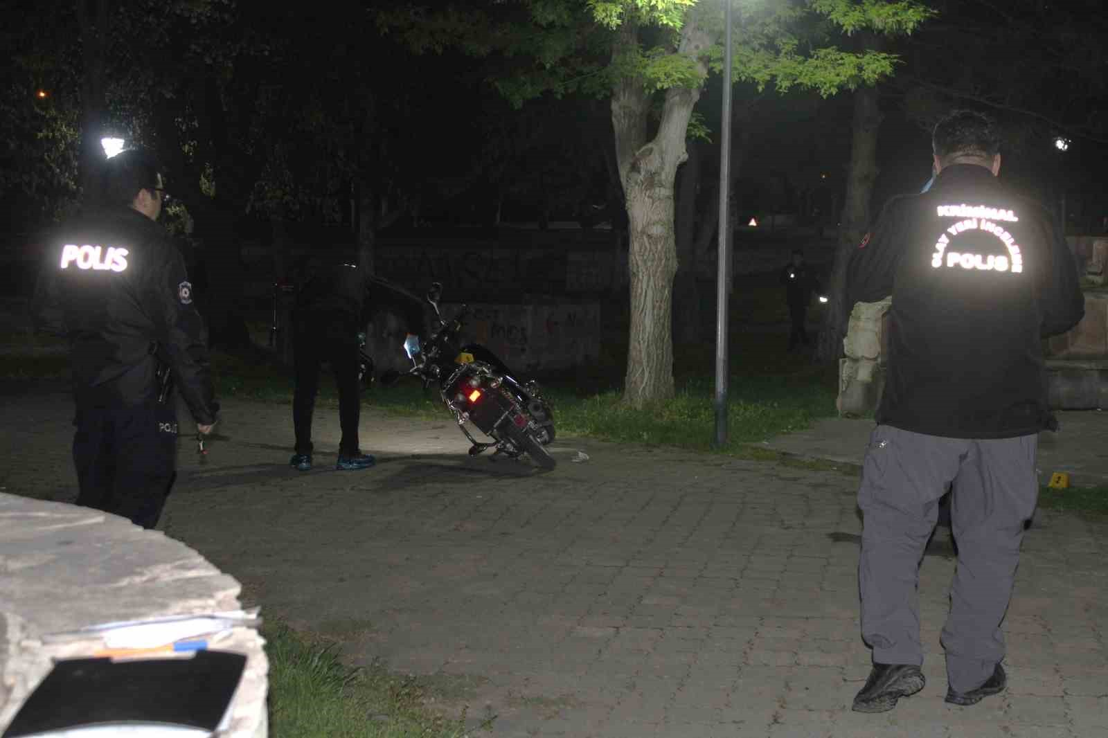 Parkta iki grup tabanca ve bıçakla birbirine girdi: 2 yaralı
